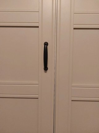 Armario ropero beige de madera de tres puertas