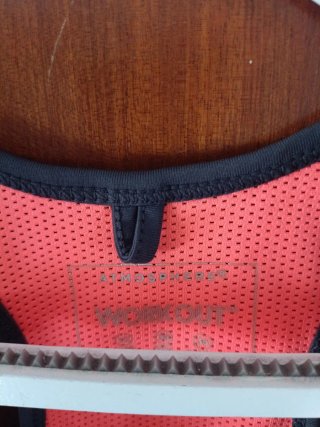 Conjunto deportivo negro y naranja