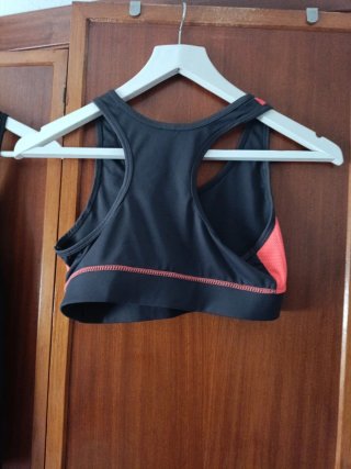 Conjunto deportivo negro y naranja