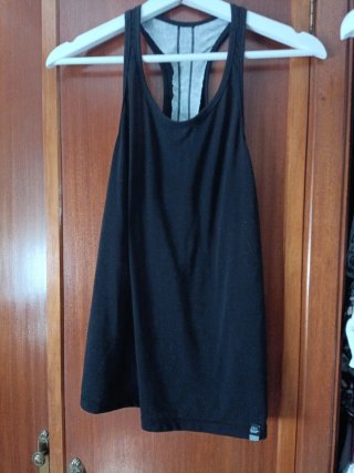 Conjunto deportivo negro y naranja