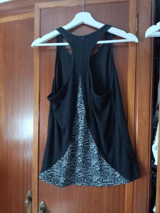 Conjunto deportivo negro y naranja