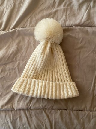 Gorro de lana blanco con pompón