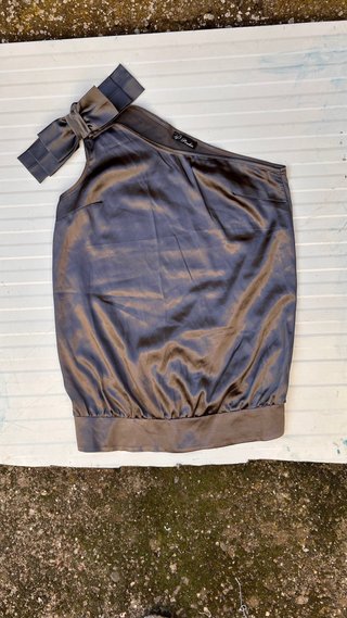 Blusa plateada asimétrica talla M