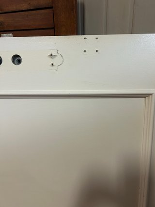 Puerta lacada en blanco con manilla dorada