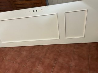 Puerta lacada en blanco con manilla dorada
