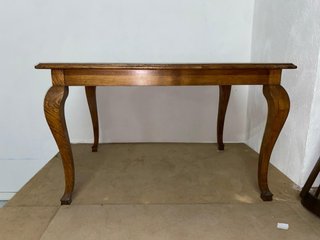 Mesa de madera cuadrada