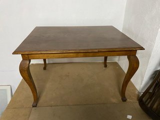 Mesa de madera cuadrada