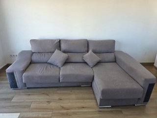 Sofá chaiselongue gris con arcón