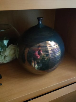 Jarrón decorativo marrón y dorado