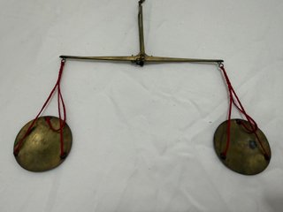 Balanza francesa con dos ponderales. Siglo XVIII