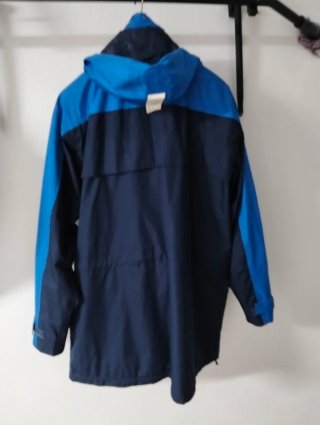 Parka cortavientos azul y negra