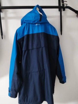 Parka cortavientos azul y negra