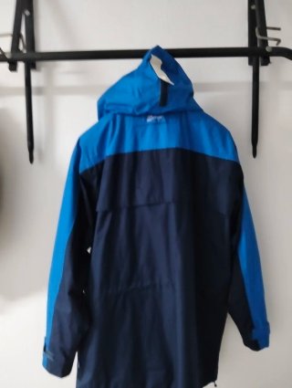 Parka cortavientos azul y negra