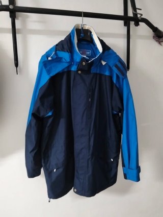 Parka cortavientos azul y negra