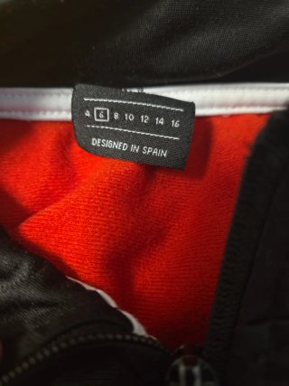 Set sportivo per bambini rosso e nero