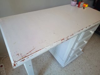 Escritorio de madera blanco con cajones