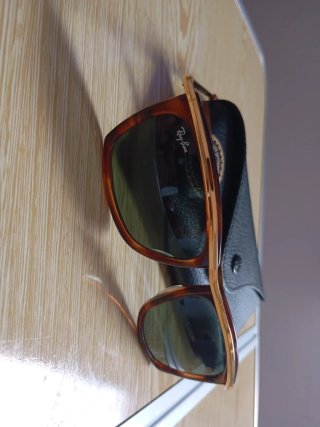 Gafas de sol Ray-Ban marrones y doradas