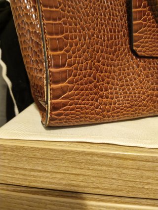 Borsa Guess effetto coccodrillo marrone