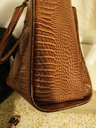 Borsa Guess effetto coccodrillo marrone