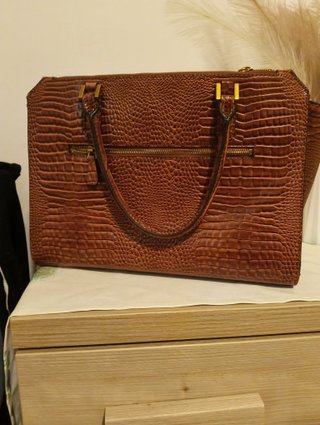 Borsa Guess effetto coccodrillo marrone