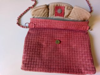 Bolso piel rosa con cadena