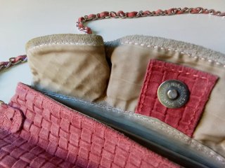 Bolso piel rosa con cadena