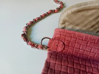 Bolso piel rosa con cadena