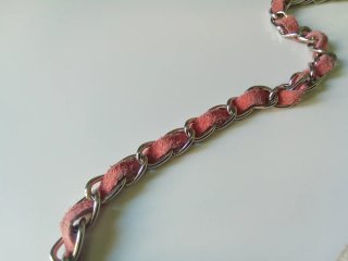 Bolso piel rosa con cadena