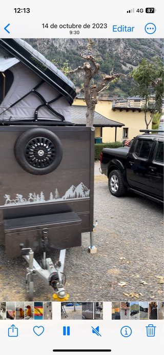 Remolque Camper Negro con Decoración