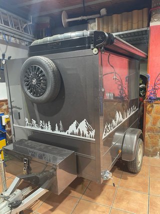 Remolque Camper Negro con Decoración