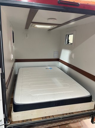 Remolque Camper Negro con Decoración
