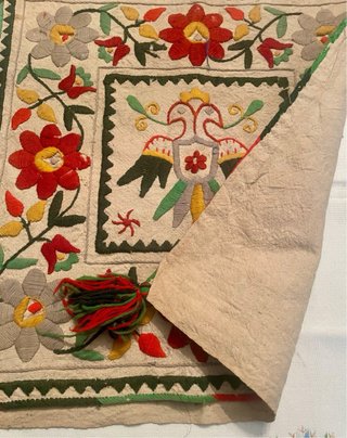 Cojín Bordado Aves y Flores