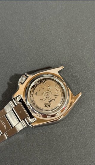 Reloj Seiko 5 Automático Naranja y Negro