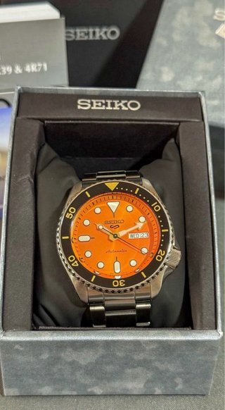 Reloj Seiko 5 Automático Naranja y Negro