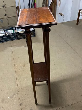 Mesa de pie de madera