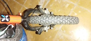 Bicicleta infantil con casco azul
