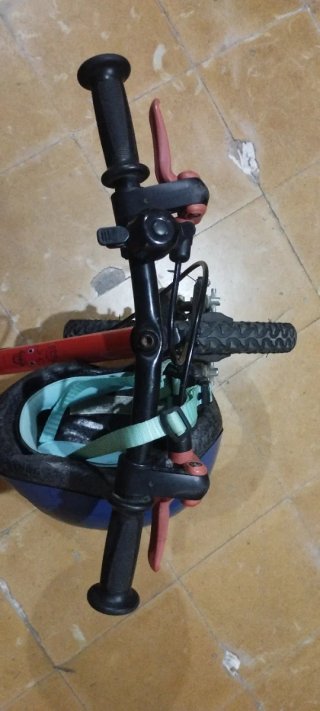 Bicicleta infantil con casco azul