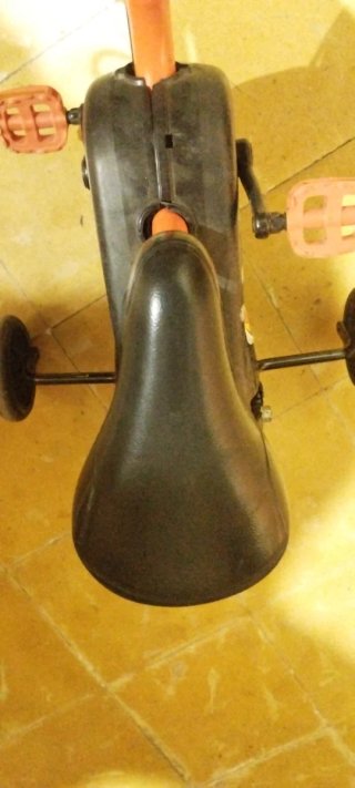 Bicicleta infantil con casco azul