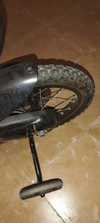 Bicicleta infantil con casco azul