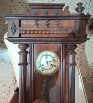 Orologio a pendolo da muro antico