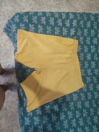 Bermudas deportivas hombre amarillas