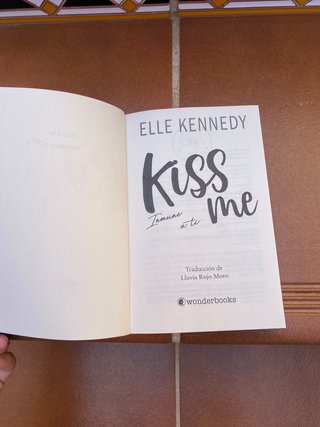 Libro NUEVO Kiss Me: Inmune a ti de Elle Kennedy