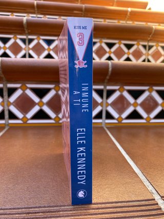 Libro NUEVO Kiss Me: Inmune a ti de Elle Kennedy