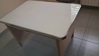 Mesa de oficina metálica con cristal