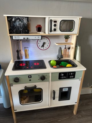 Cocina de madera de juguete
