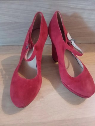 Zapatos de tacón rojos de ante