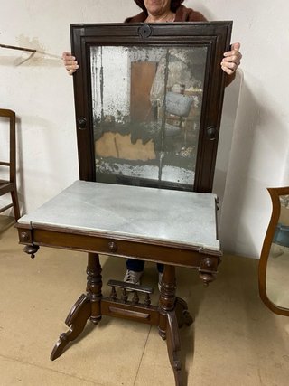 Mesa de madera con espejo y mármol
