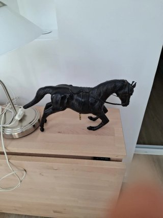 Figura de caballo de cuero negro