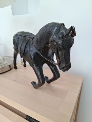 Figura de caballo de cuero negro
