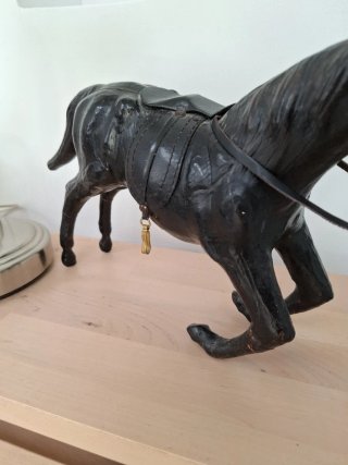 Figura de caballo de cuero negro